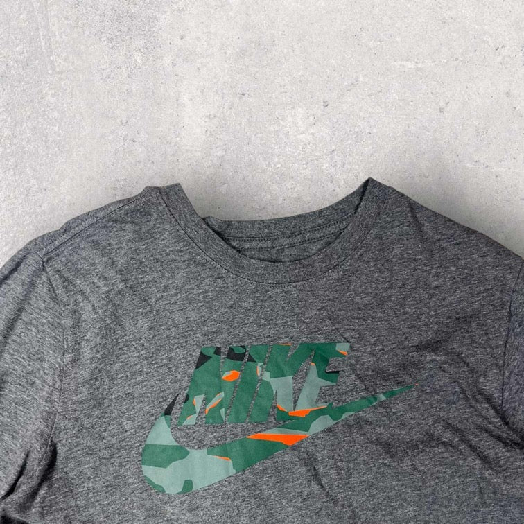 Nike Graphic T-shirt- M